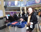 حضور پرشور دانشگاهیان دانشگاه ارومیه پای صندوق های رای مستقر در مسجد دانشگاه (+فیلم)
