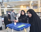 حضور پرشور دانشگاهیان دانشگاه ارومیه پای صندوق های رای مستقر در مسجد دانشگاه (+فیلم)