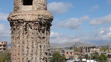 بازدید دانشجویان دانشگاه ارومیه از اماکن گردشگری و مفاخر شهرستان خوی 