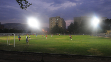 ارتقای سیستم روشنایی زمین چمن فوتبال دانشگاه ارومیه 